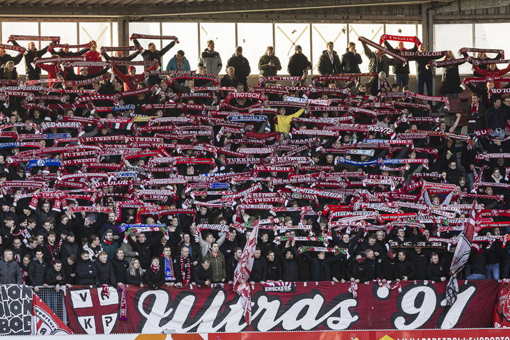 FC Twente-supporters in het uitvak op het Kasteel