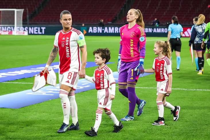 Sherida Spitse en Regina van Eijk lopen het veld van de Johan Cruijff ArenA op