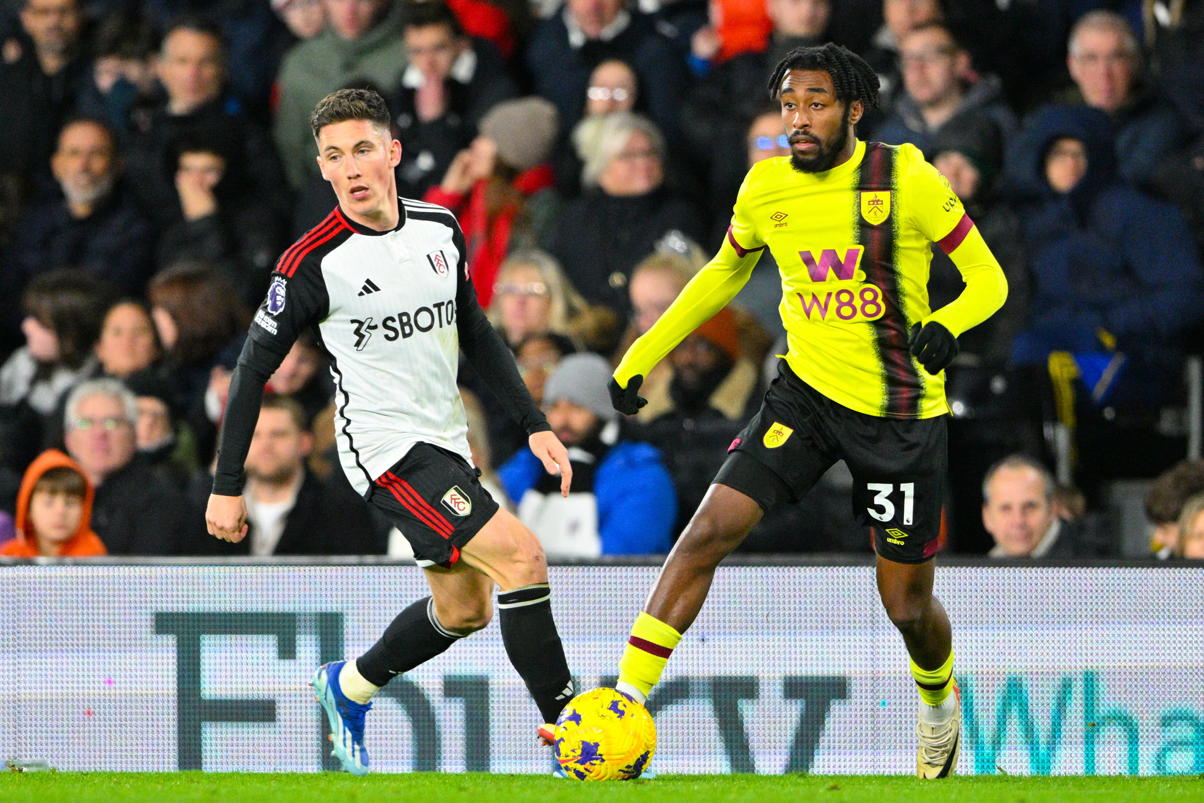 Mike Trésor in duel met Harry Wilson