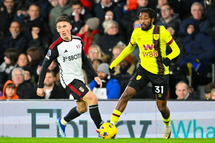 Mike Trésor in duel met Harry Wilson