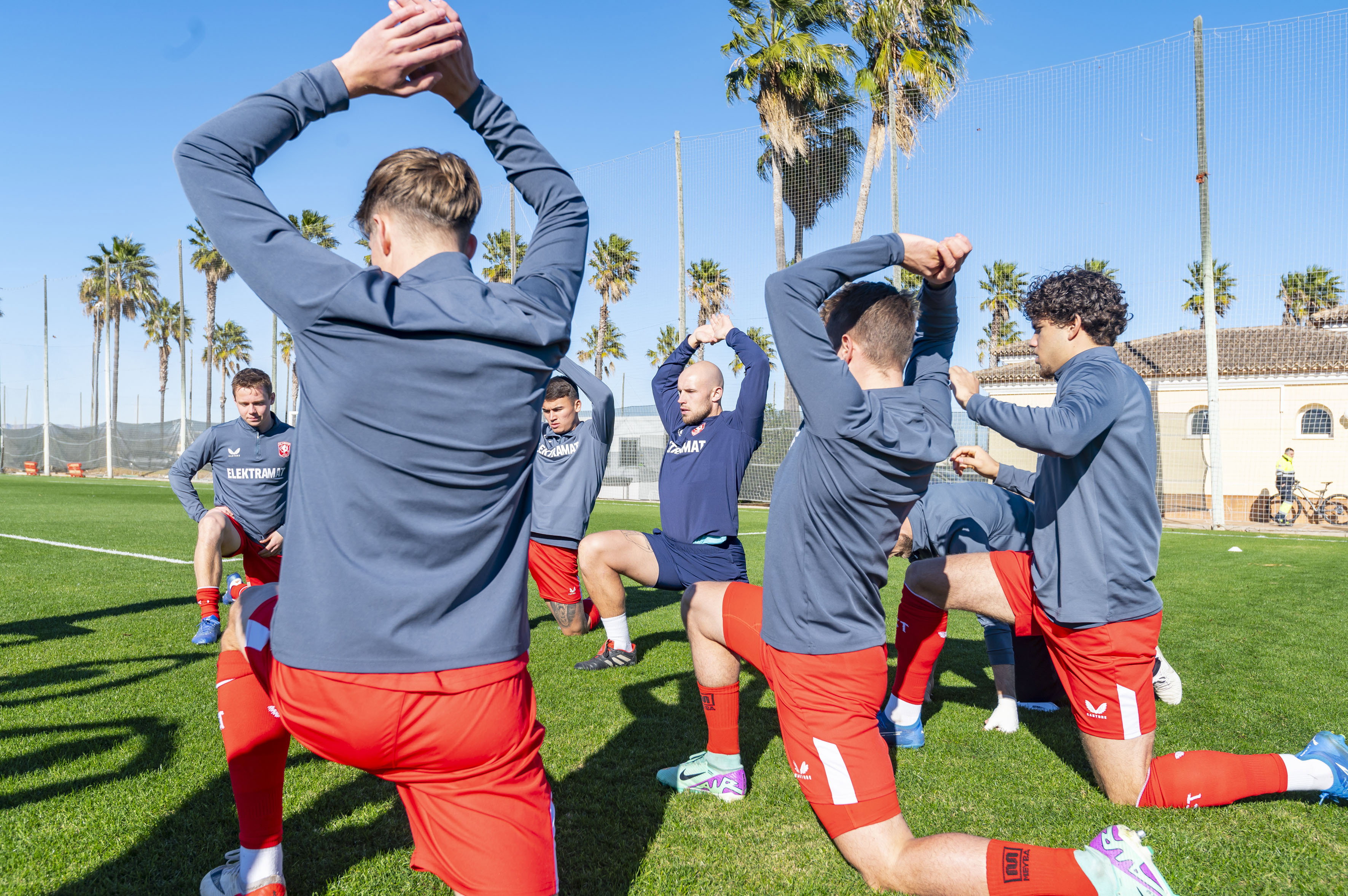 Colin de Graaf met de spelers van FC Twente in Spanje
