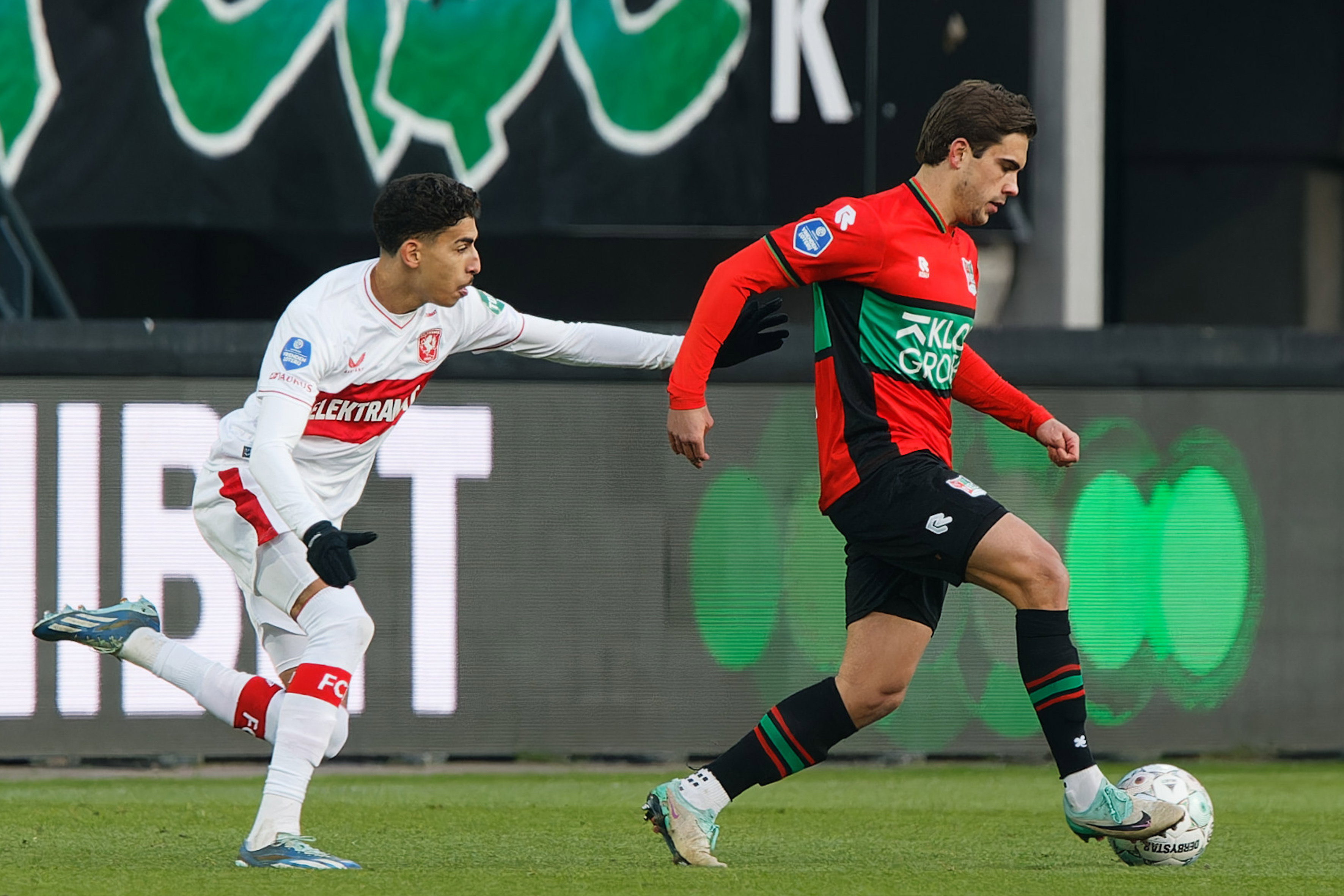 Younes Taha rent achter Bart van Rooij aan