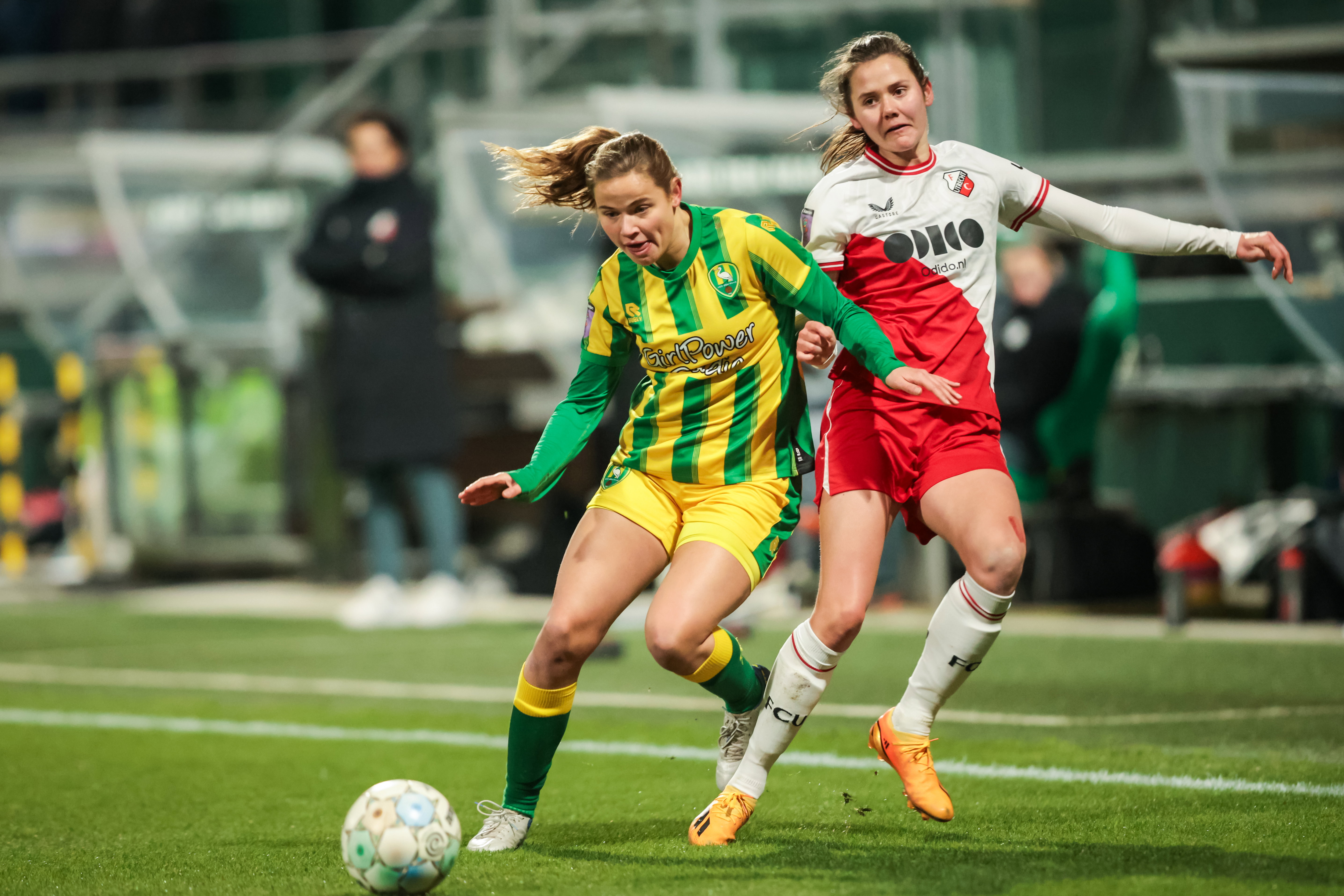 Cato Pijnacker Hordijk (ADO Den Haag) in duel met Lotje de Keijzer (FC Utrecht)