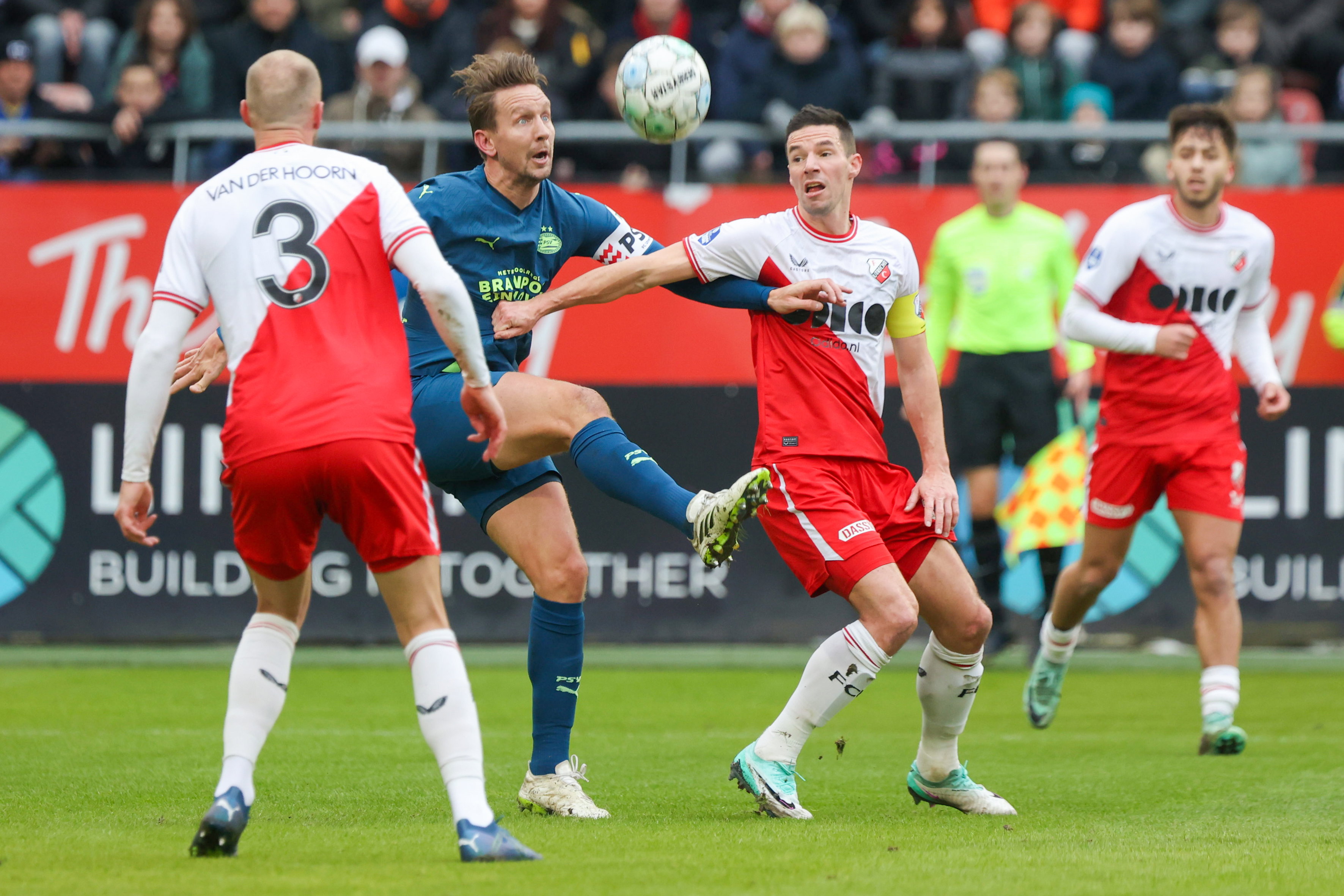 Nick Viergever in duel met Luuk de Jong