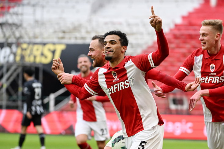 Owen Wijndal viert treffer