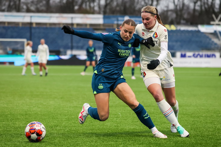 Fleur Stoit (PSV) in duel met Esmeé Daalman (Telstar) in 2024