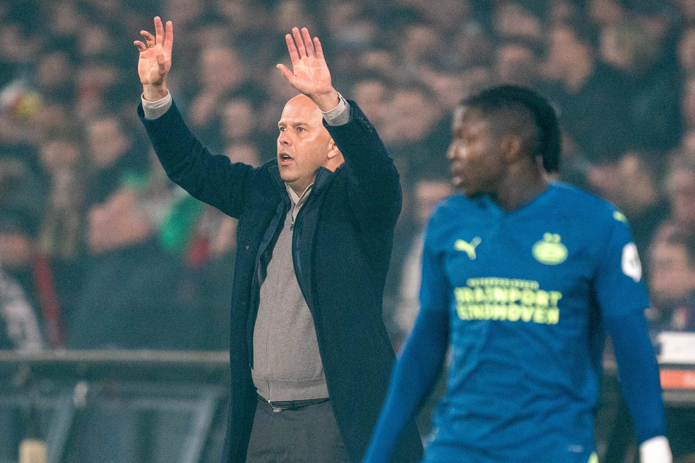 Arne Slot tijdens het bekerduel tegen PSV