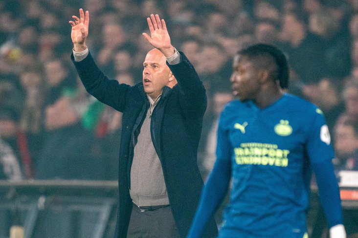 Arne Slot tijdens het bekerduel tegen PSV