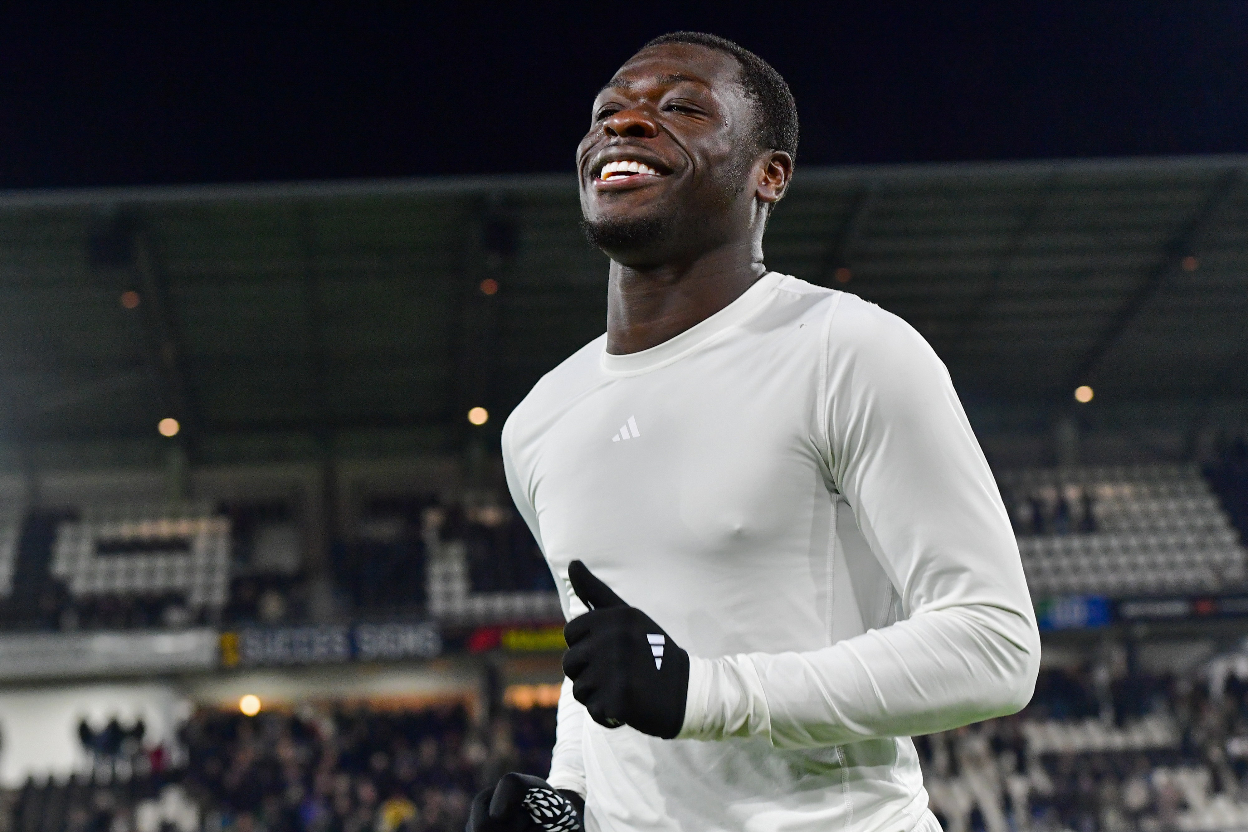Brian Brobbey lacht