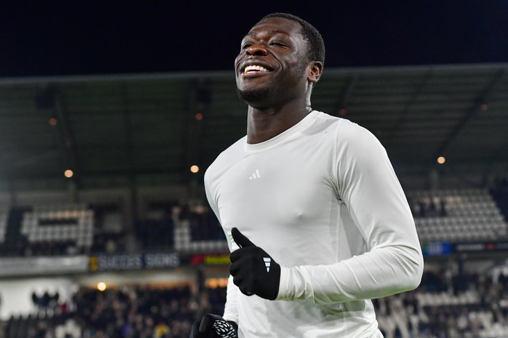 Brian Brobbey lacht