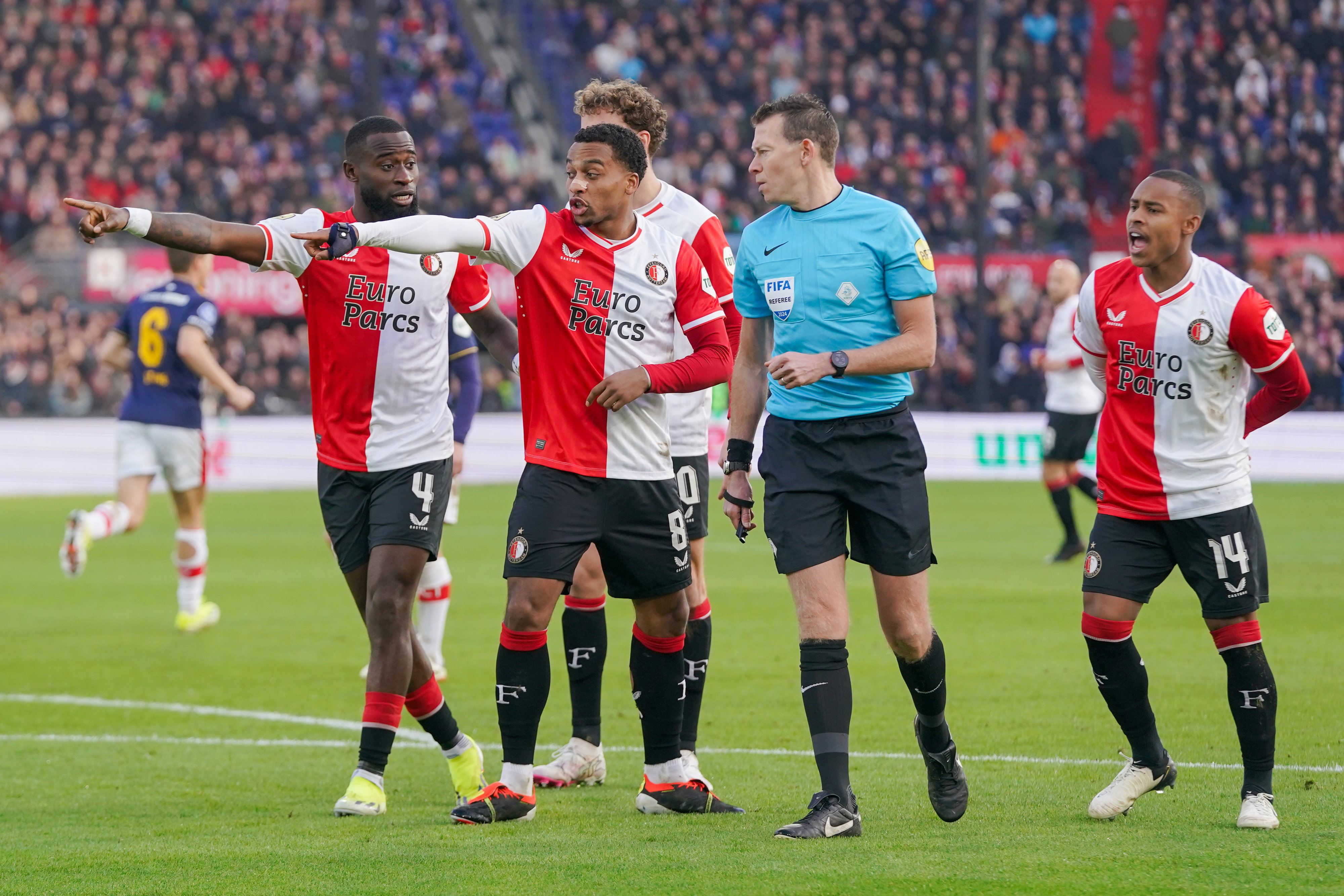 Allard Lindhout geeft een penalty aan Feyenoord