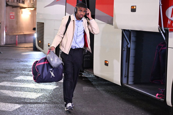Myron Boadu bij de spelersbus