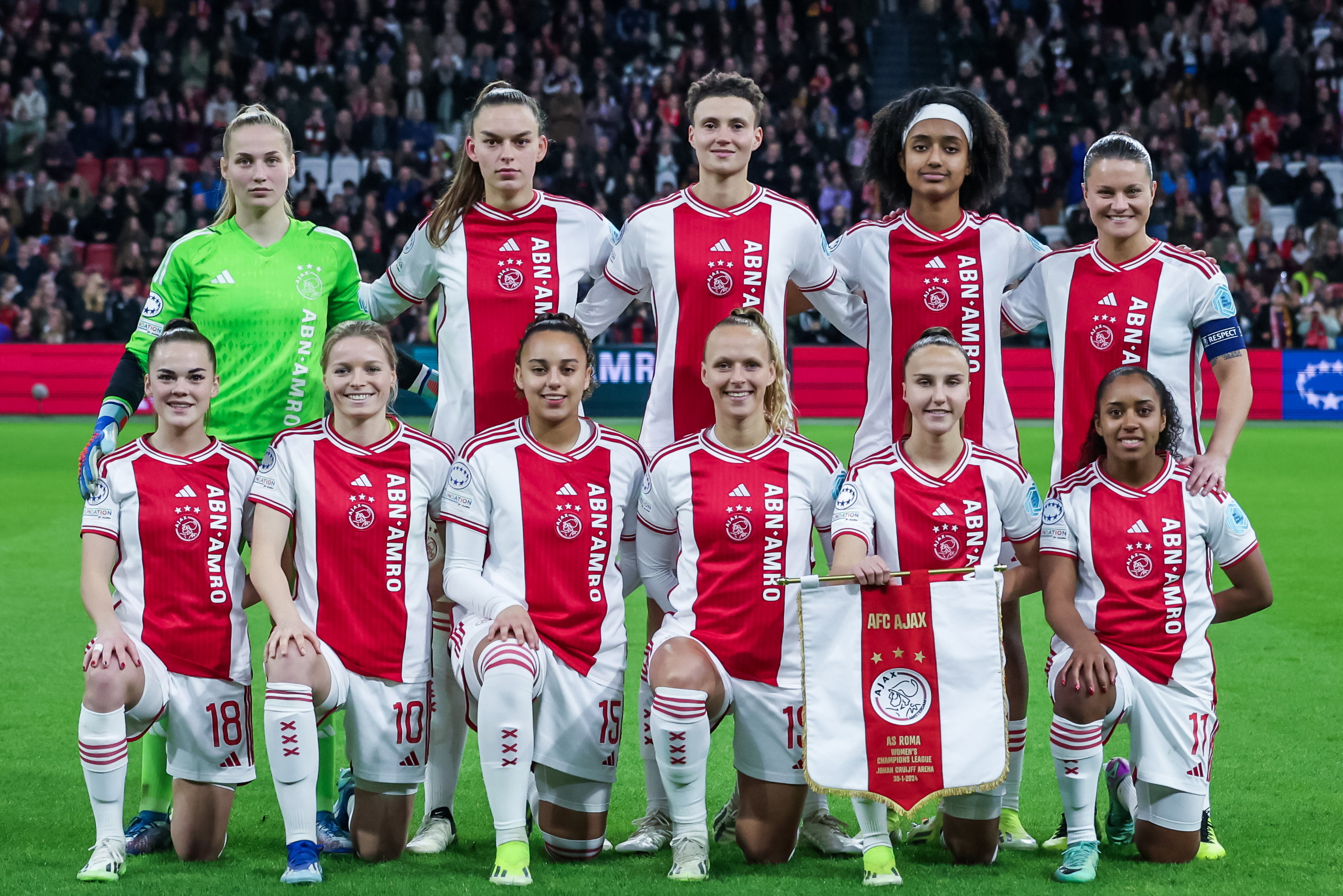 Het elftal van Ajax voor de wedstrijd tegen AS Roma