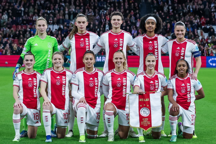 Het elftal van Ajax voor de wedstrijd tegen AS Roma