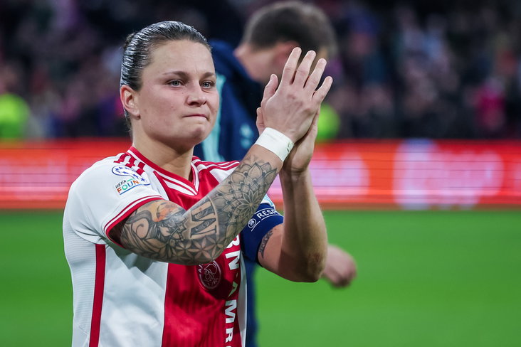 Sherida Spitse (Ajax) is emotioneel na de wedstrijd tegen AS Roma