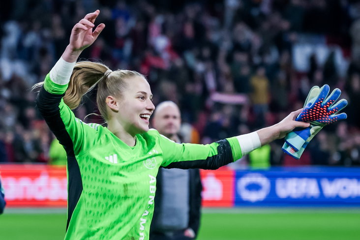 Regina van Eijk viert het feestje bij Ajax