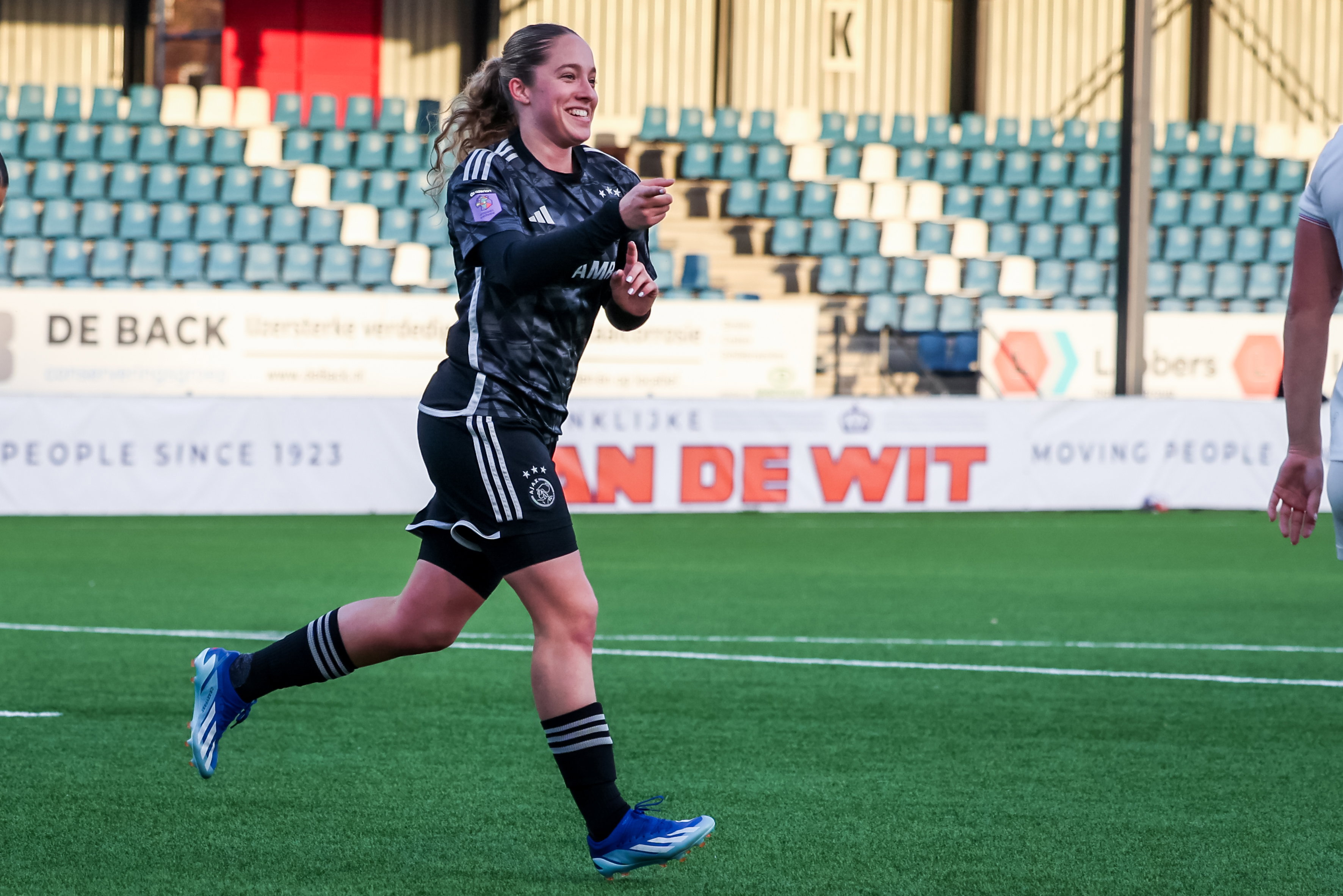 Danique Tolhoek juicht na haar goal namens Ajax