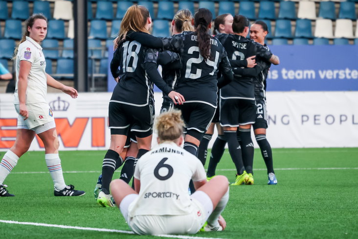 Ajax juicht na een doelpunt tegen Telstar