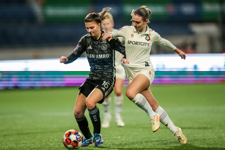 Elise Meijerink (Telstar) in duel met Ajax-speelster Danique Noordman