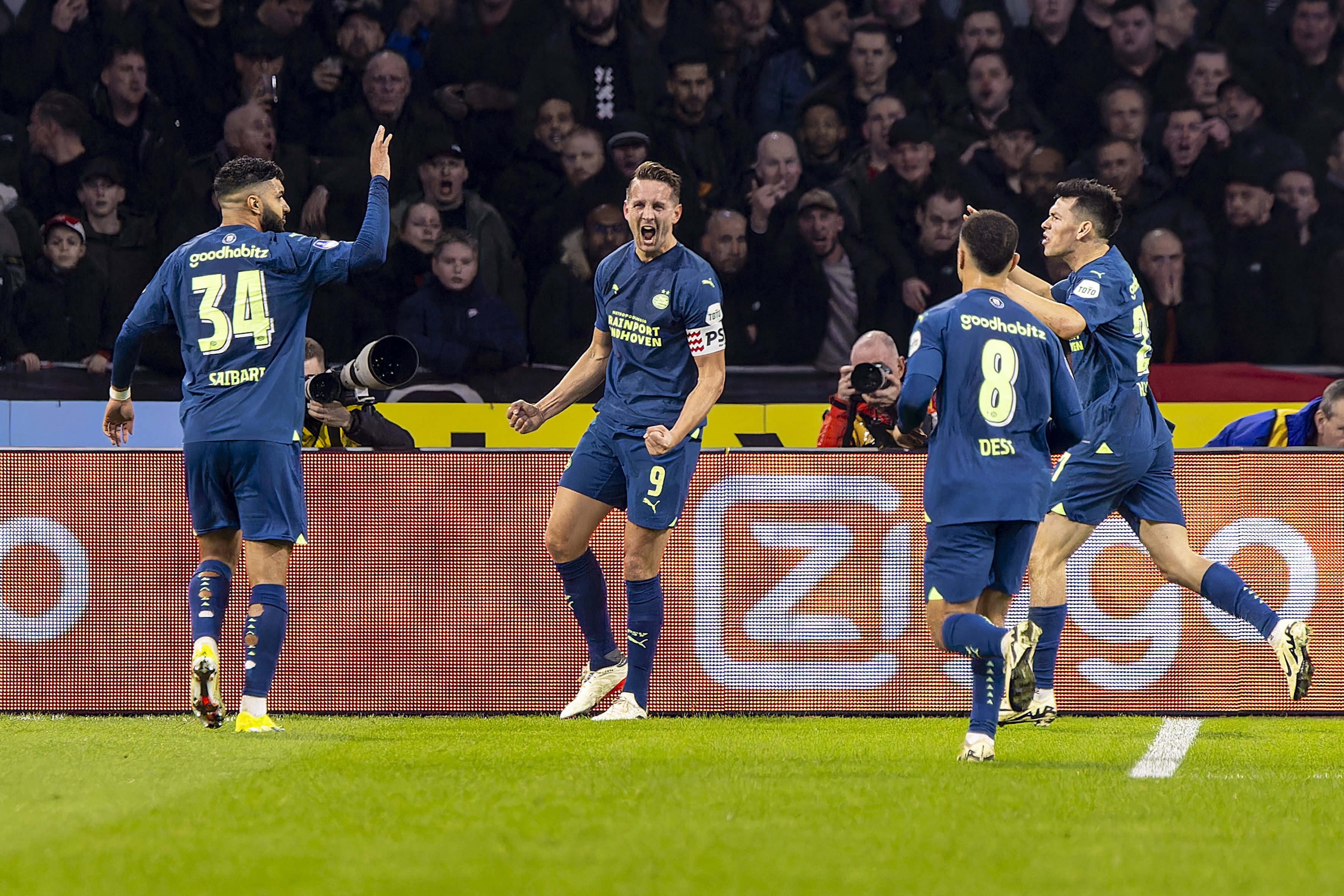 PSV-spelers juichen na een doelpunt in de Johan Cruijff ArenA