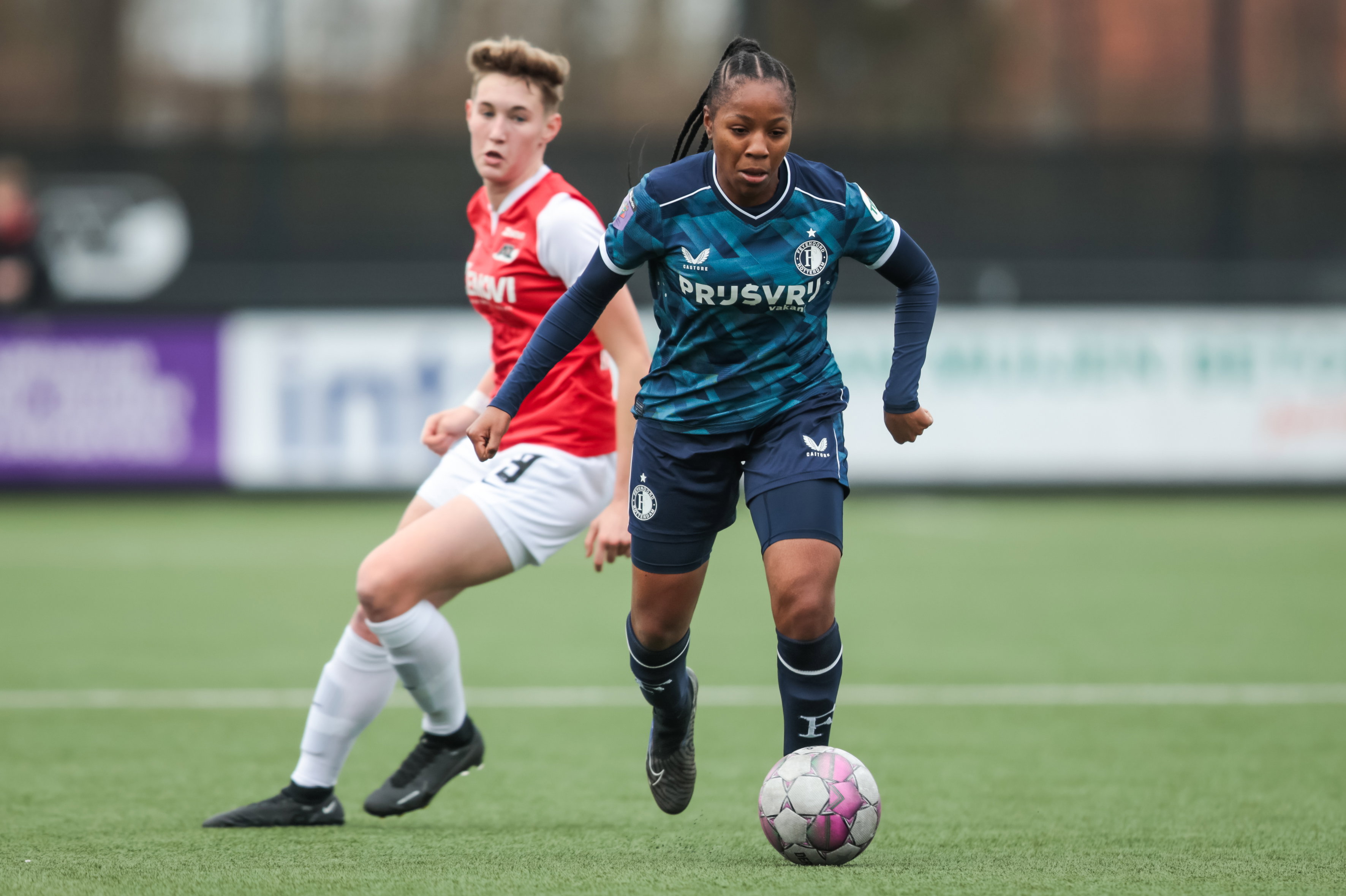 Celainy Obispo (Feyenoord) in het duel met AZ