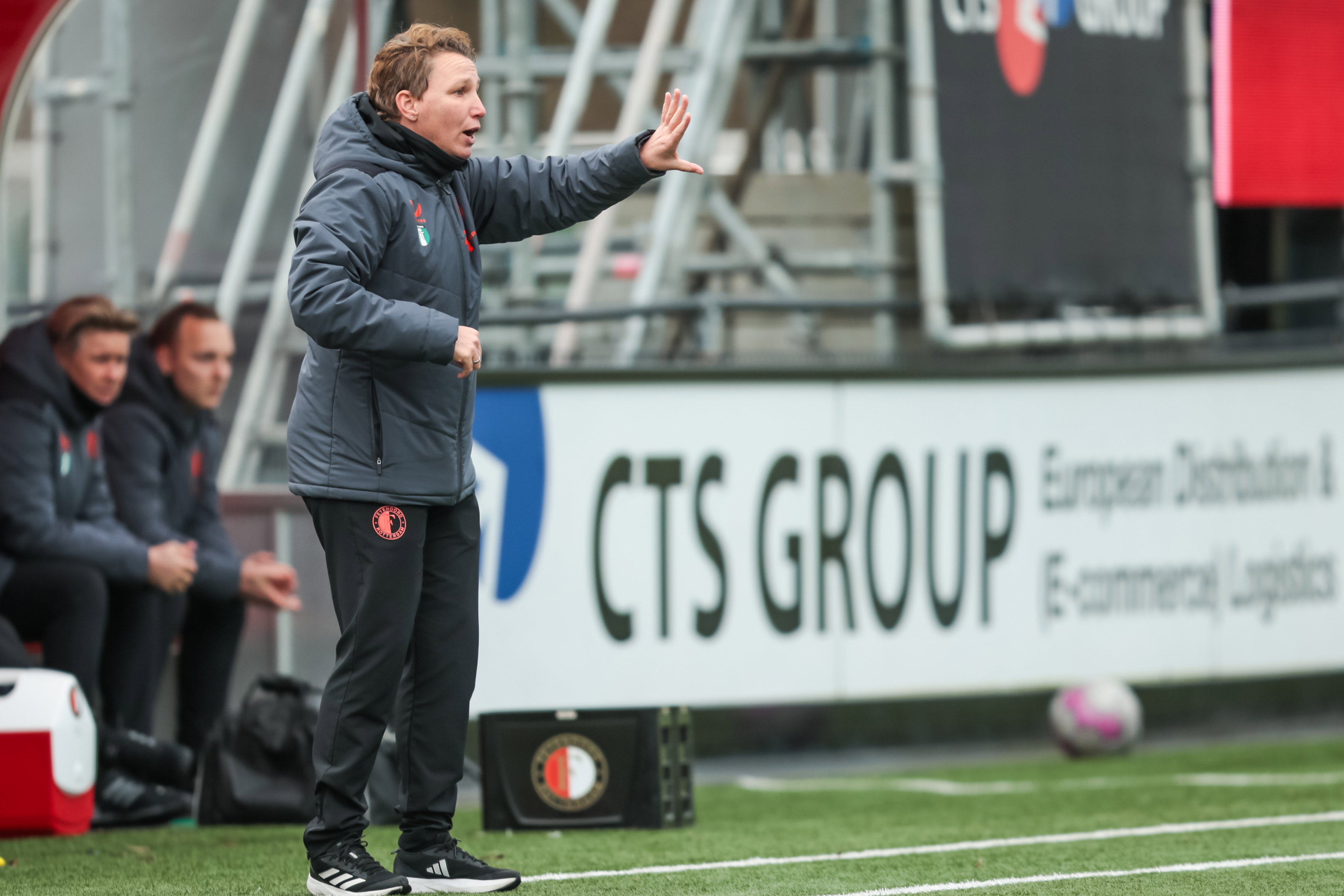 Jessica Torny langs de lijn