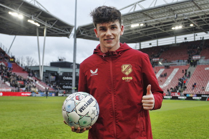 Taylor Booth met de wedstrijdbal