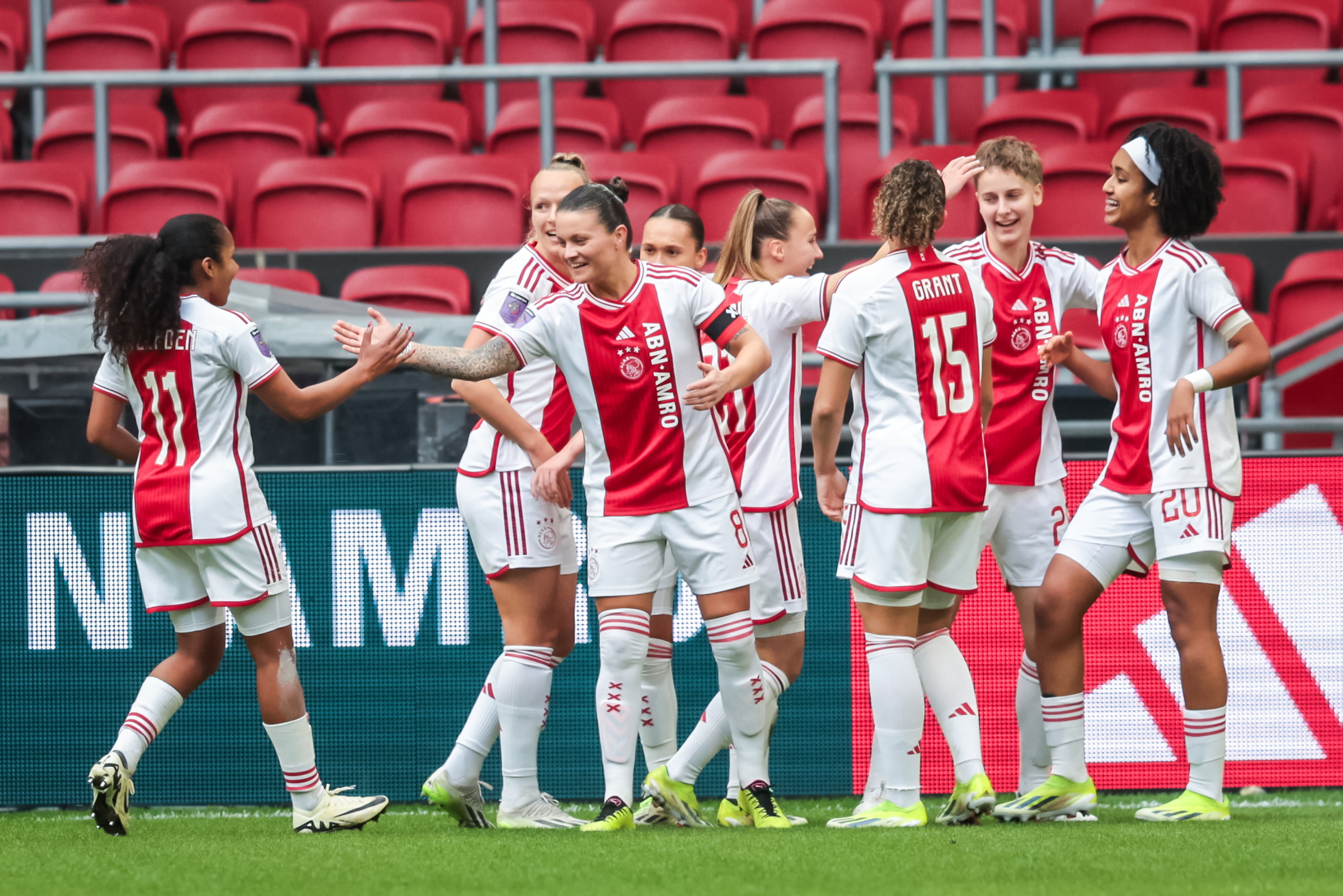 Ajax juicht na een goal in de Johan Cruijff ArenA