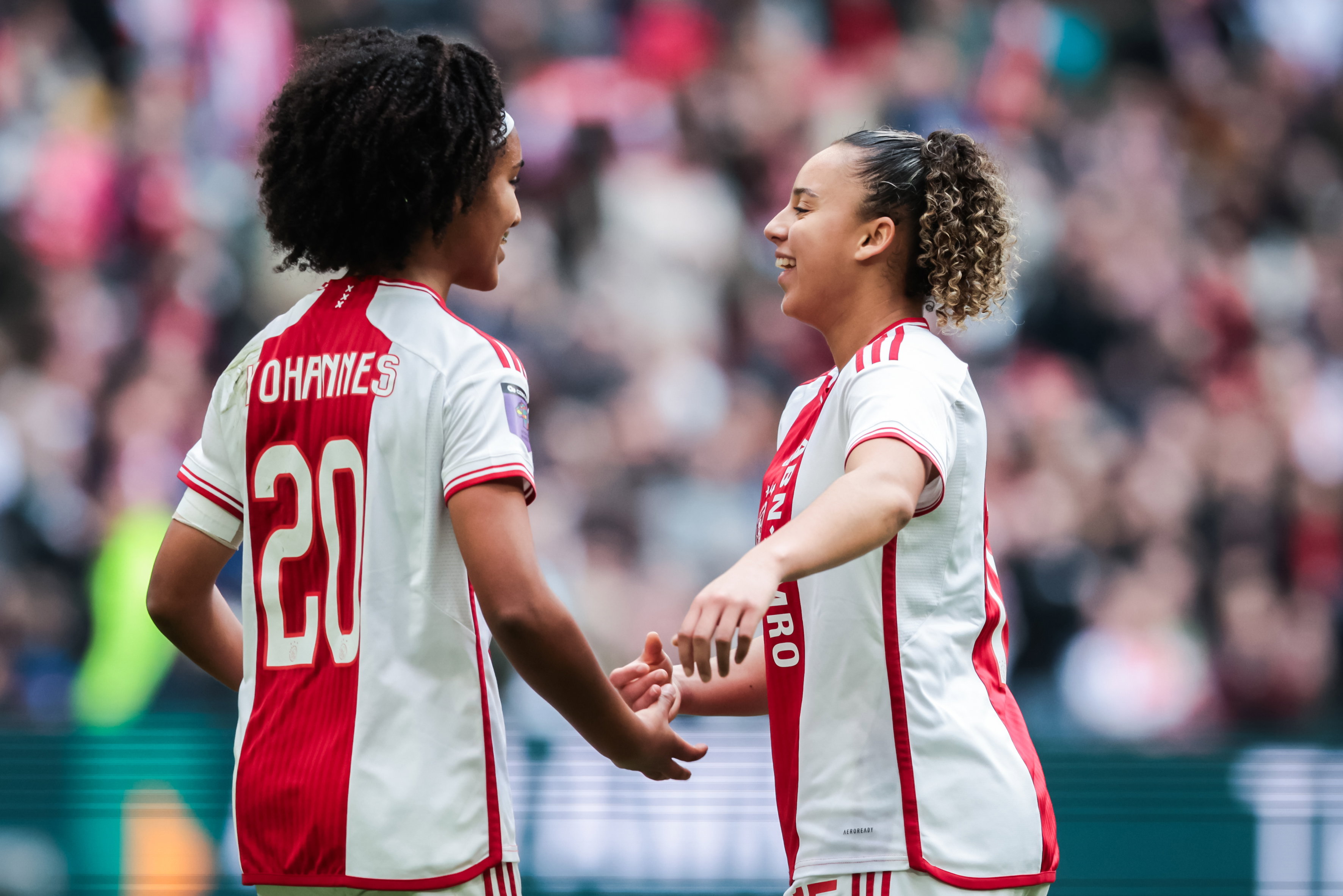 Lily Yohannes en Chasity Grant juichen na een goal voor Ajax
