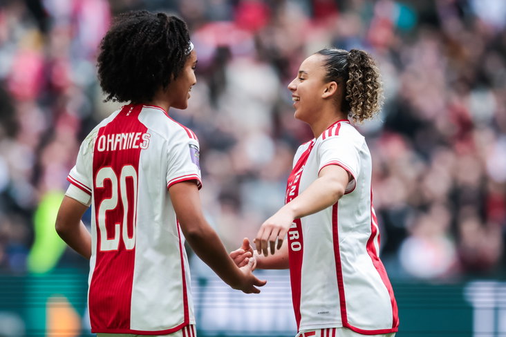 Lily Yohannes en Chasity Grant juichen na een goal voor Ajax