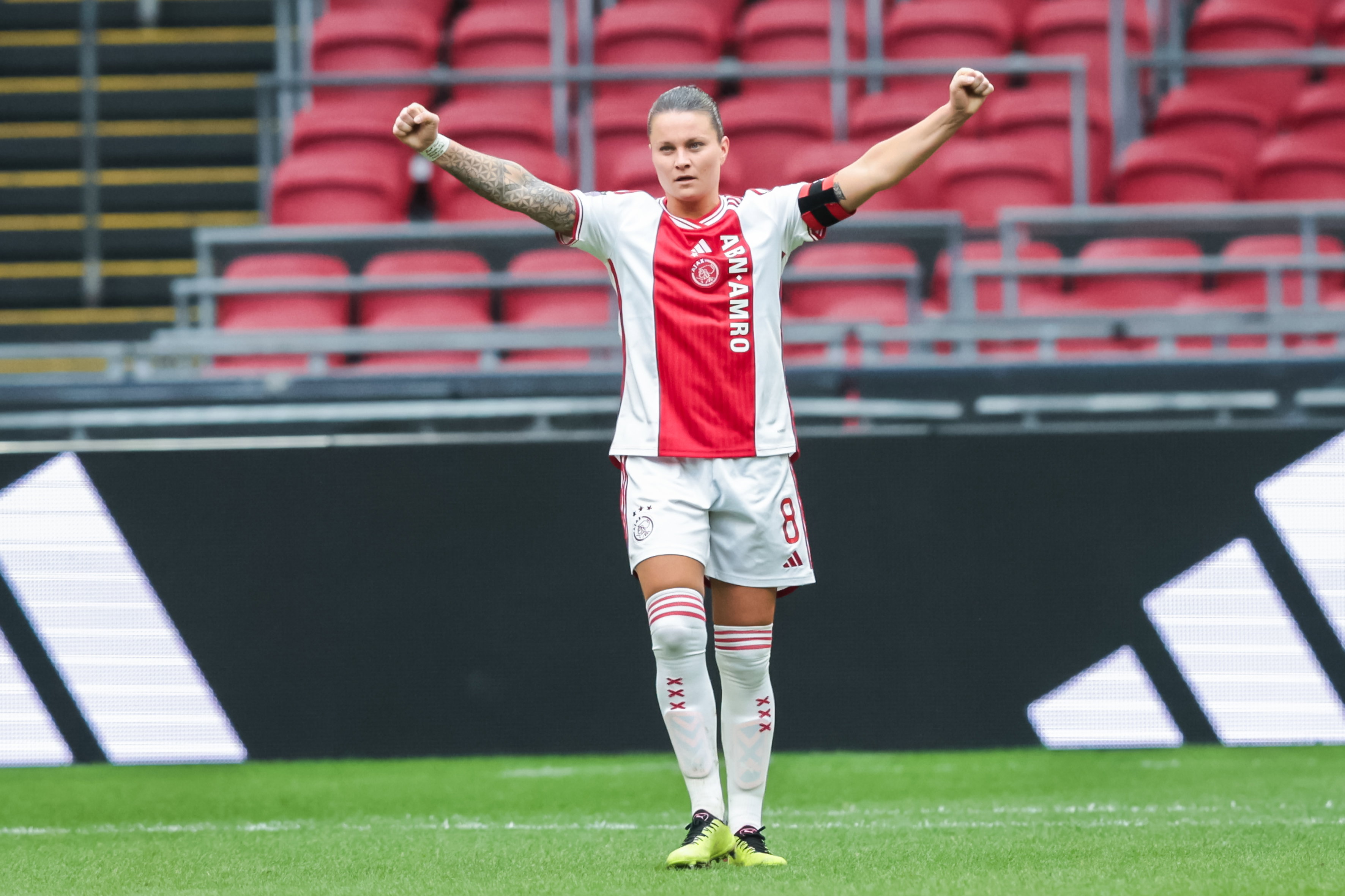 Sherida Spitse (Ajax) juicht na de overwinning op Feyenoord