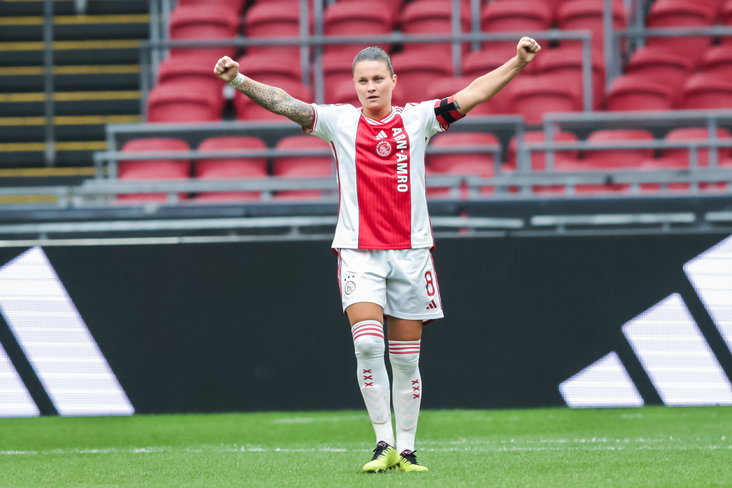 Sherida Spitse (Ajax) juicht na de overwinning op Feyenoord