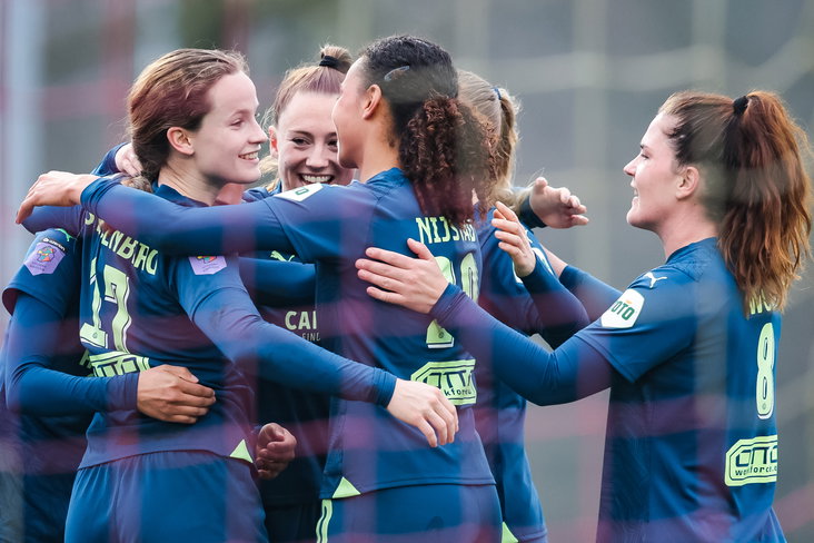 PSV juicht na een doelpunt