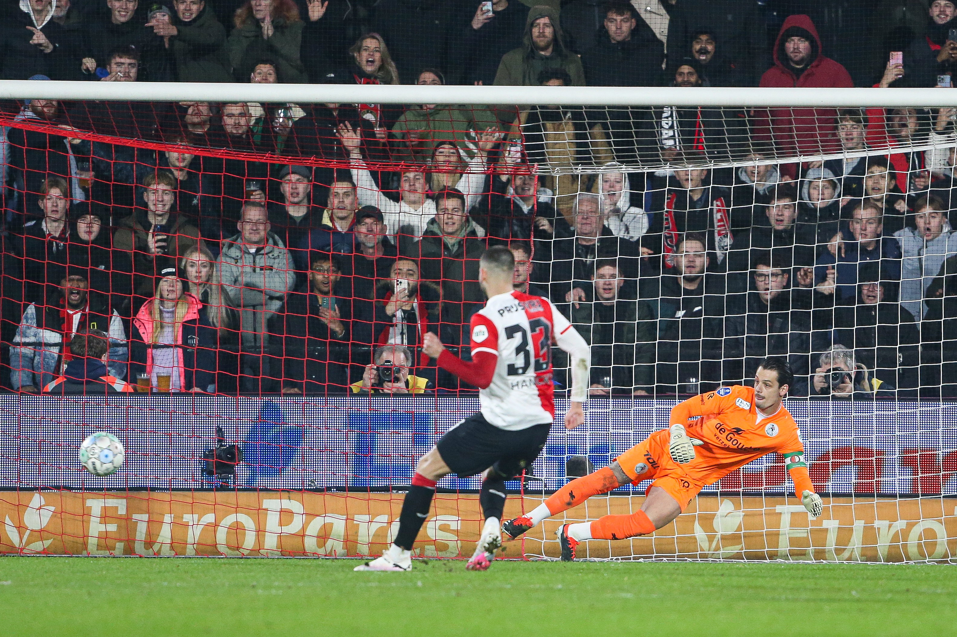 David Hancko benut een penalty namens Feyenoord