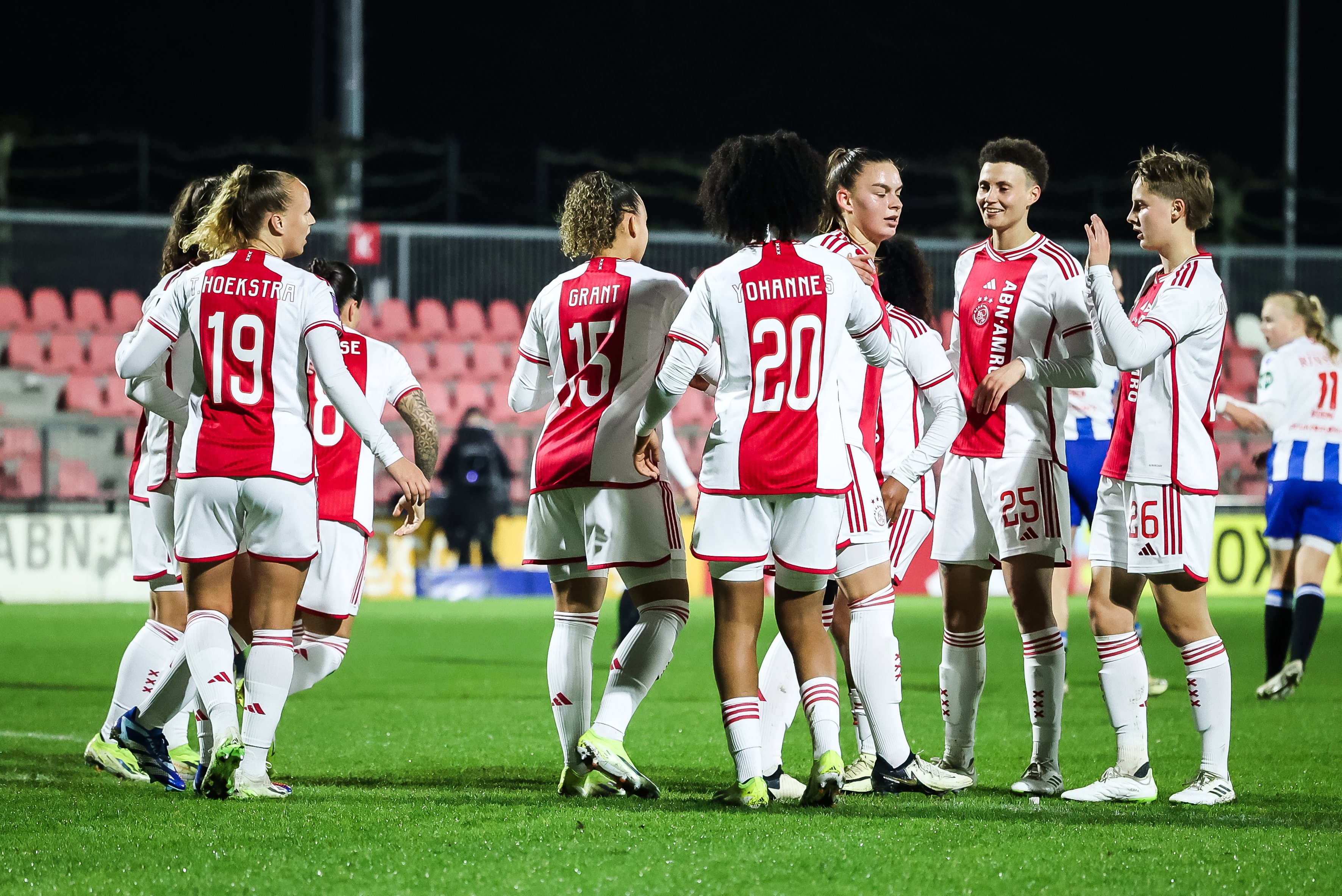 Ajax juicht na een doelpunt tegen SC Heerenveen