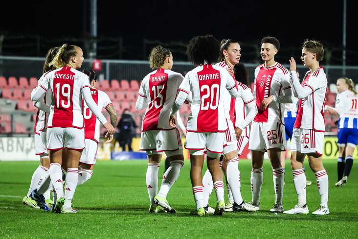 Ajax juicht na een doelpunt tegen SC Heerenveen