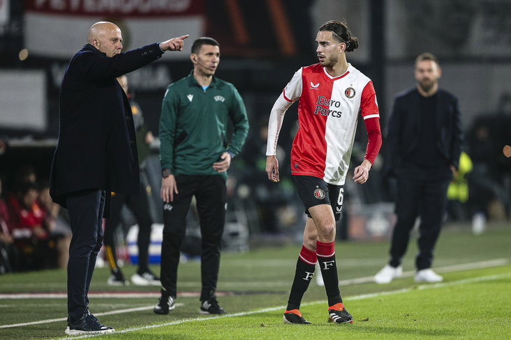 Ramiz Zerrouki krijgt aanwijzingen van Arne Slot