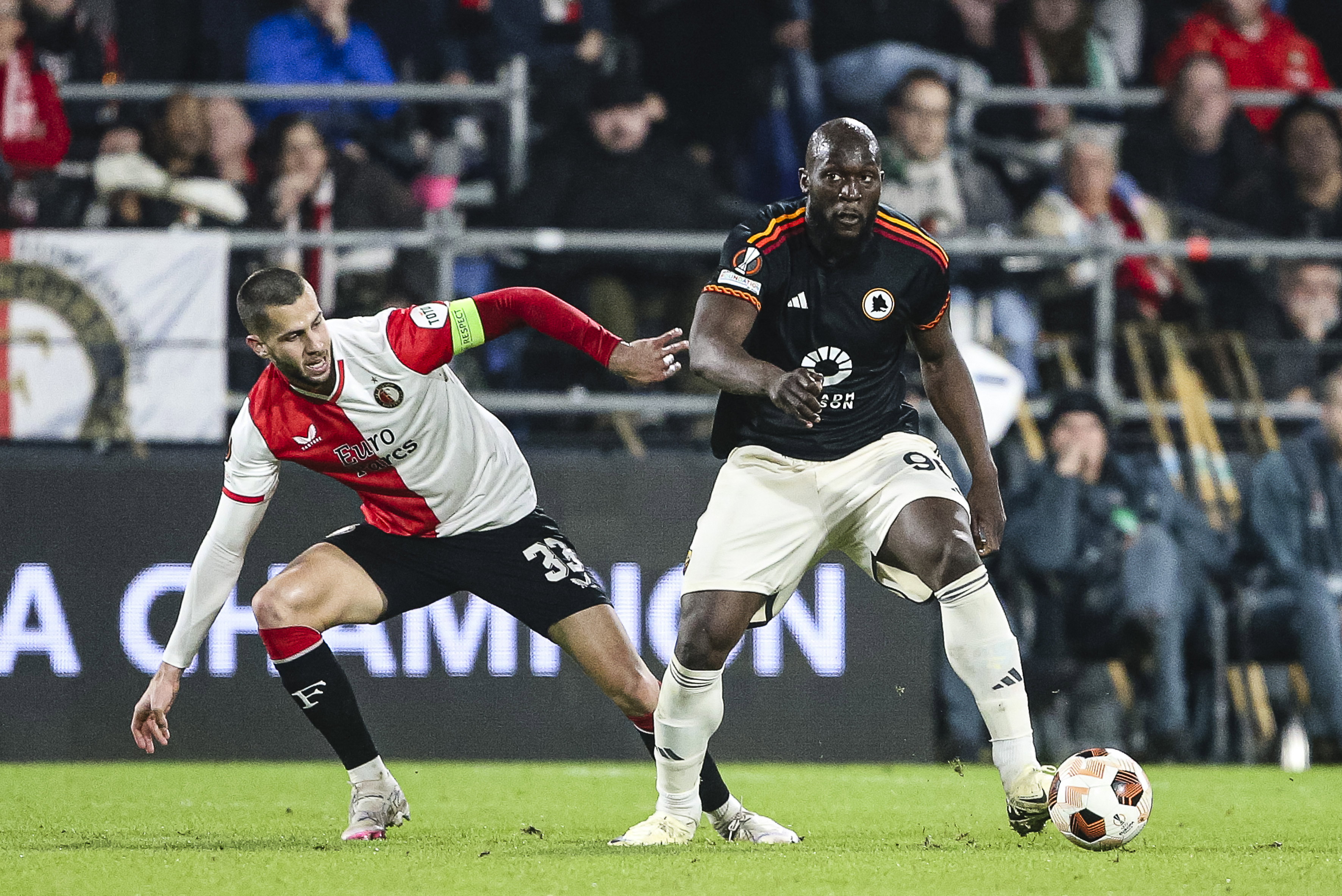 Romelu Lukaku in gevecht om de bal met David Hancko