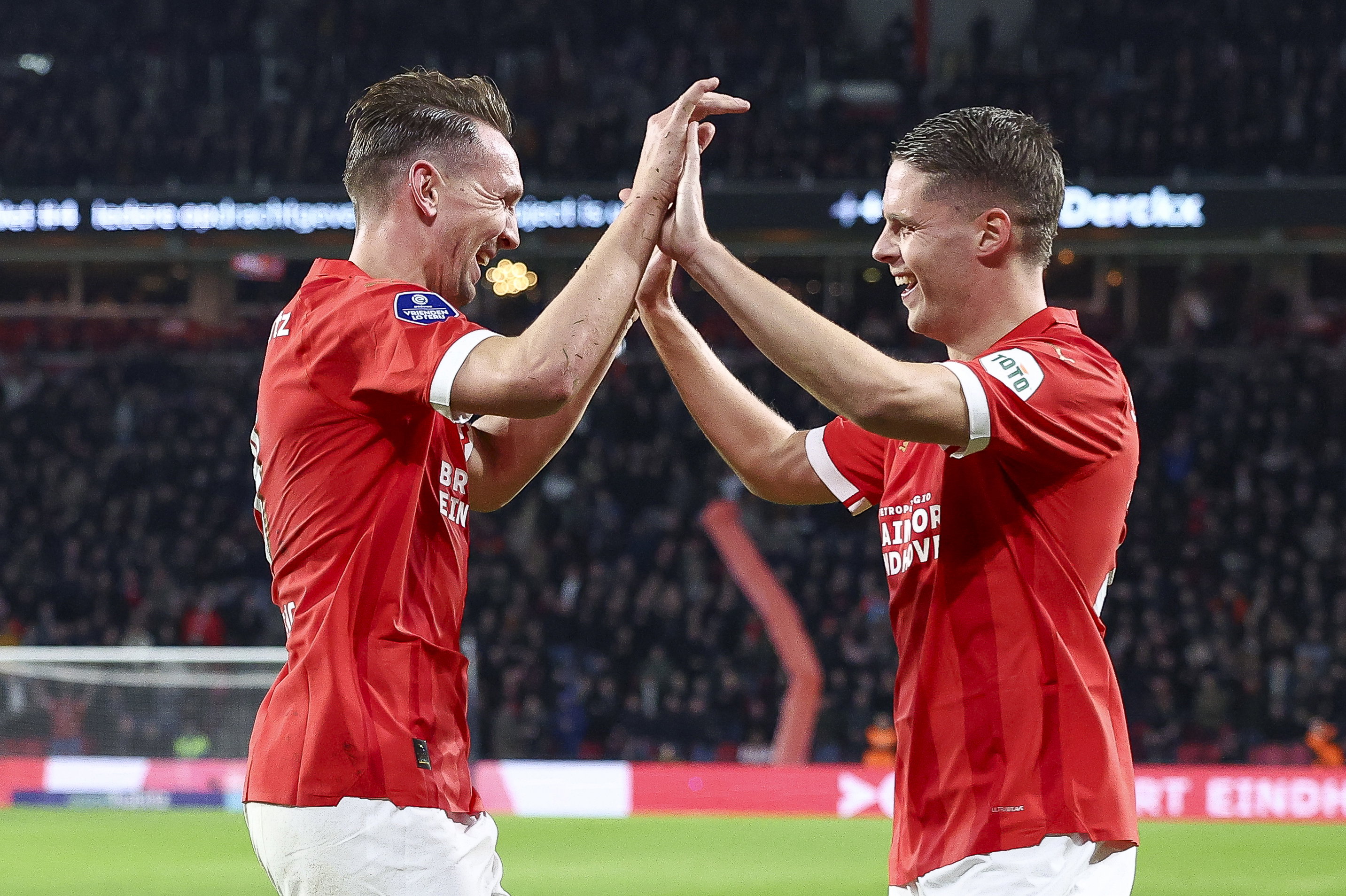 Luuk de Jong en Joey Veerman