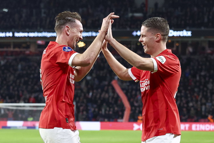 Luuk de Jong en Joey Veerman
