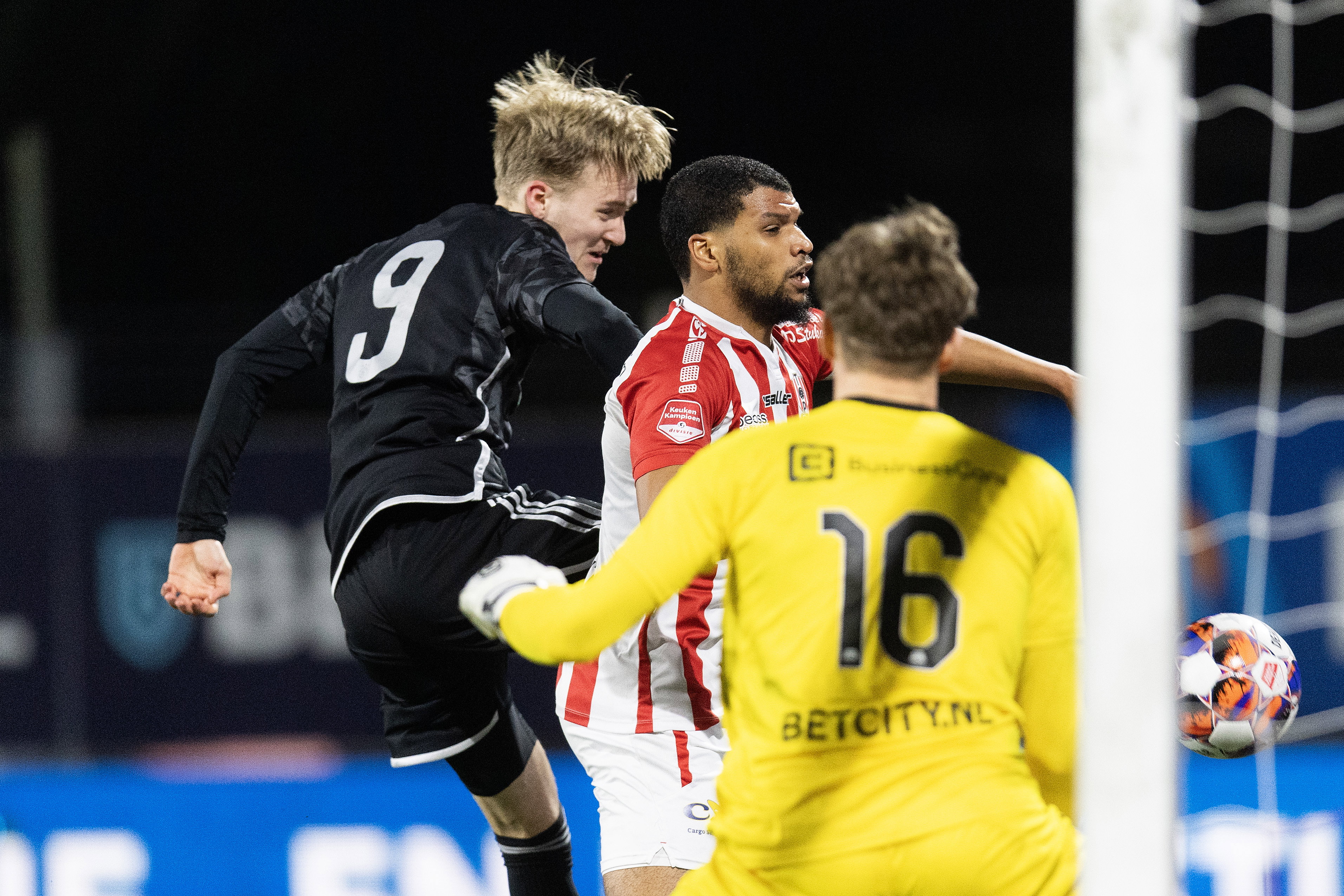 Julian Rijkhoff scoort tegen TOP Oss