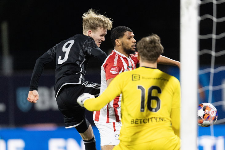 Julian Rijkhoff scoort tegen TOP Oss