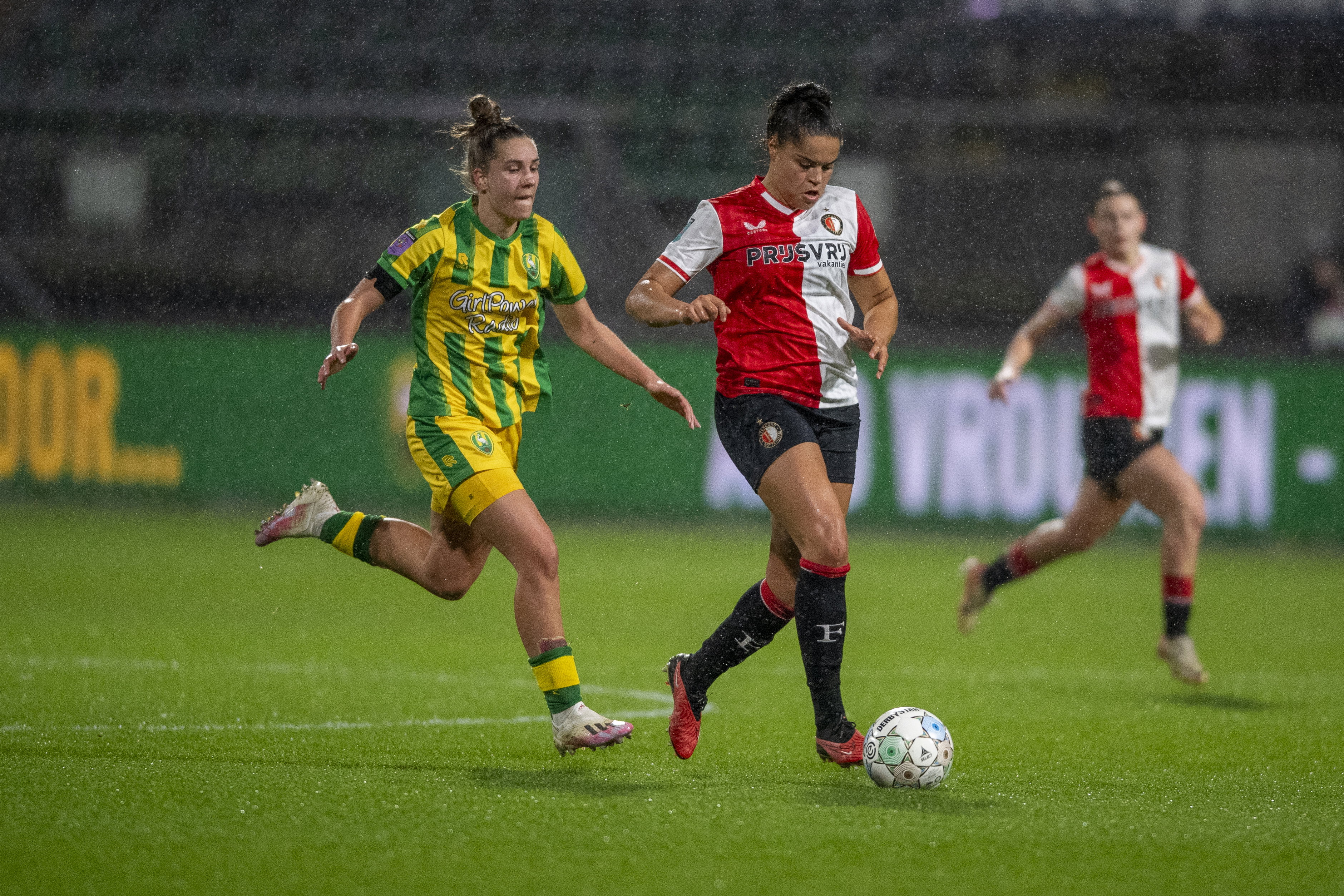 Jada Conijnenberg (Feyenoord) in het duel met ADO Den Haag