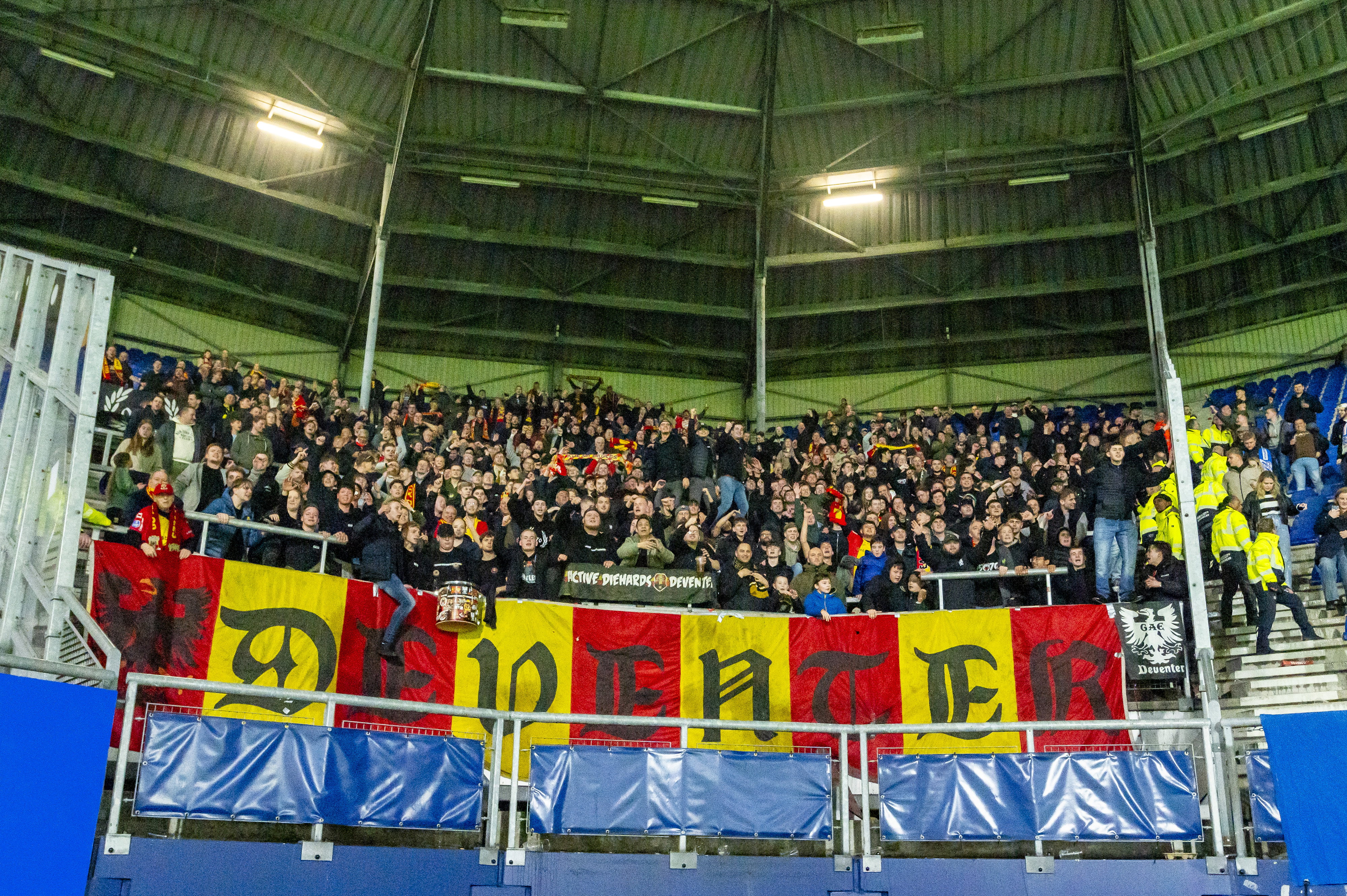 Fans van Go Ahead Eagles in het uitvak van SC Heerenveen