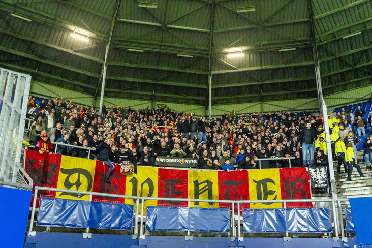 Fans van Go Ahead Eagles in het uitvak van SC Heerenveen