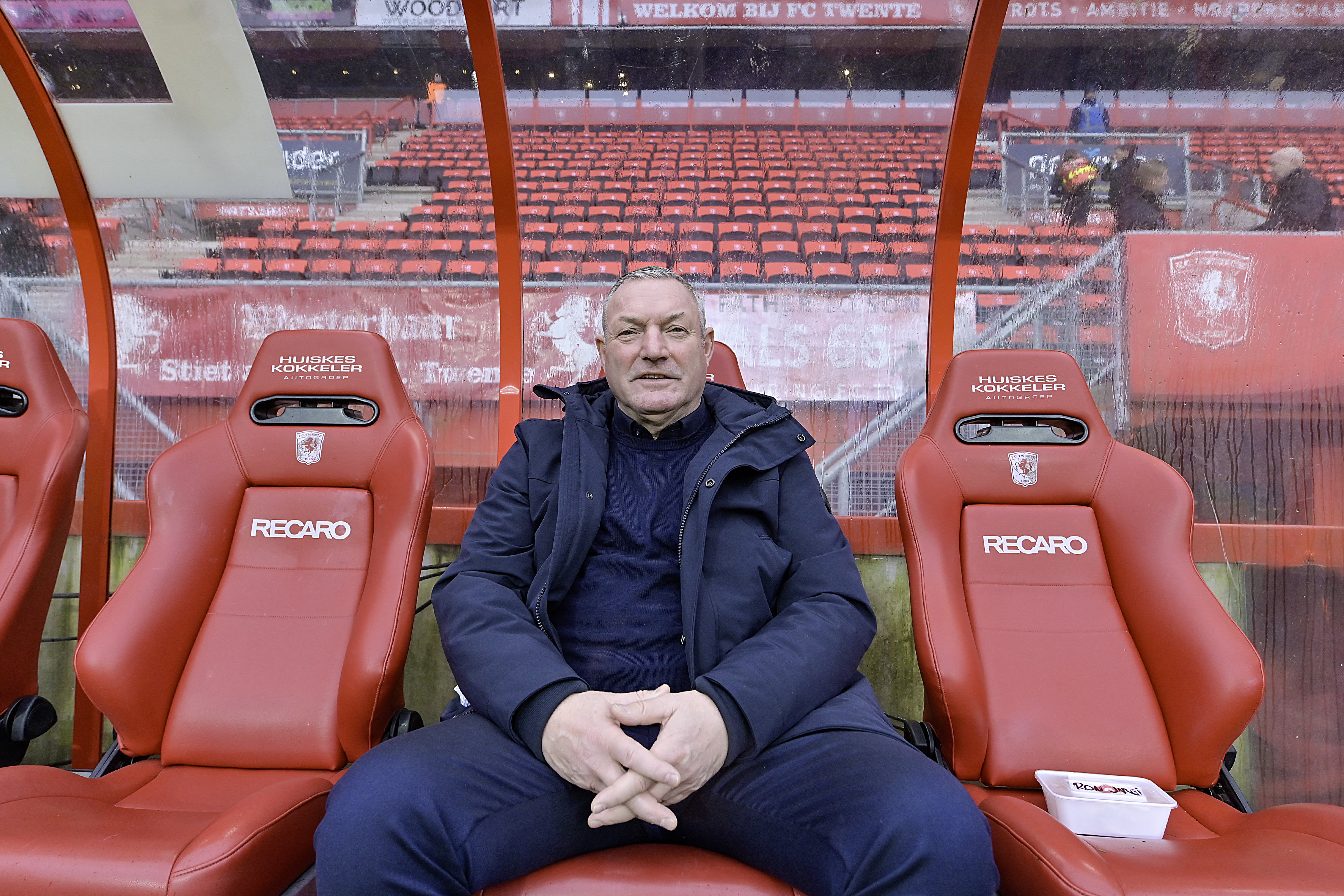 Ron Jans in de dug-out van FC Twente