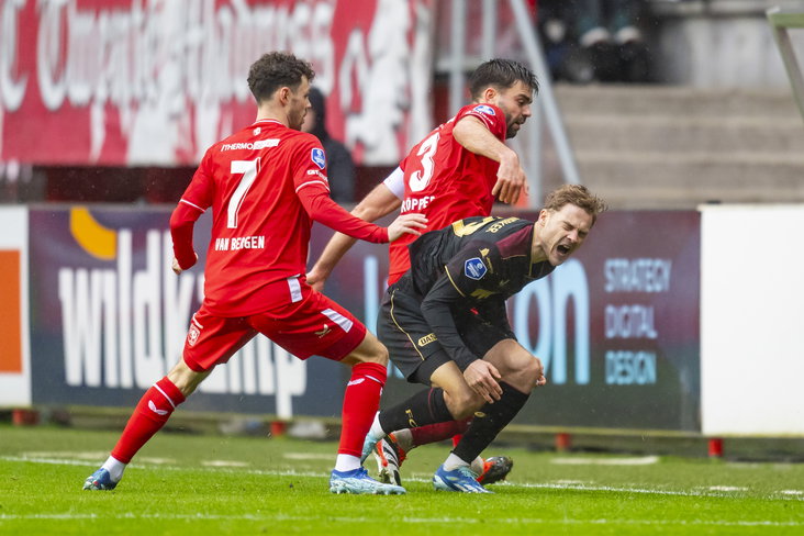 Tim Handwerker (FC Utrecht) in het duel met FC Twente