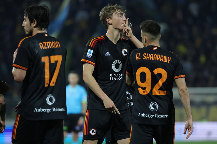 Dean Huijsen viert zijn goal