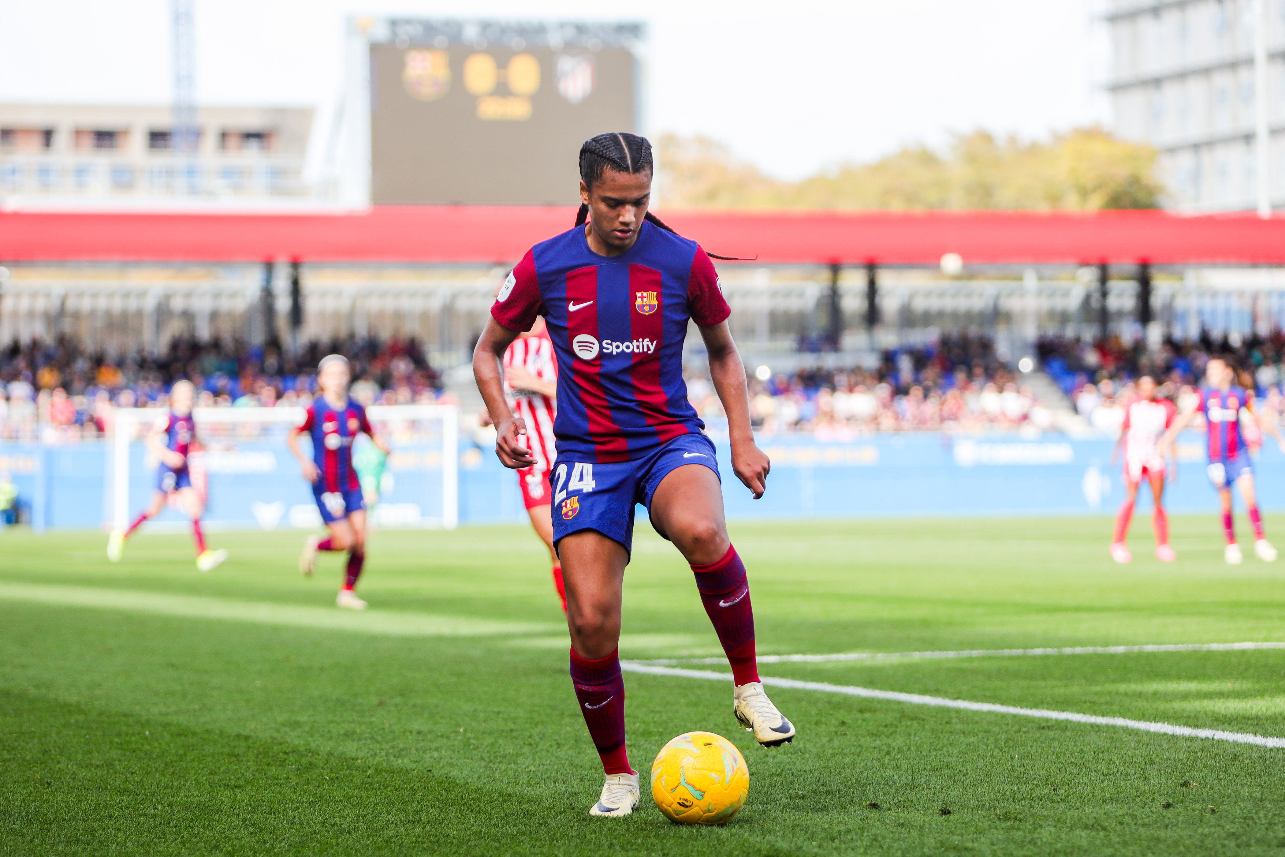 Esmee Brugts aan de bal namens FC Barcelona