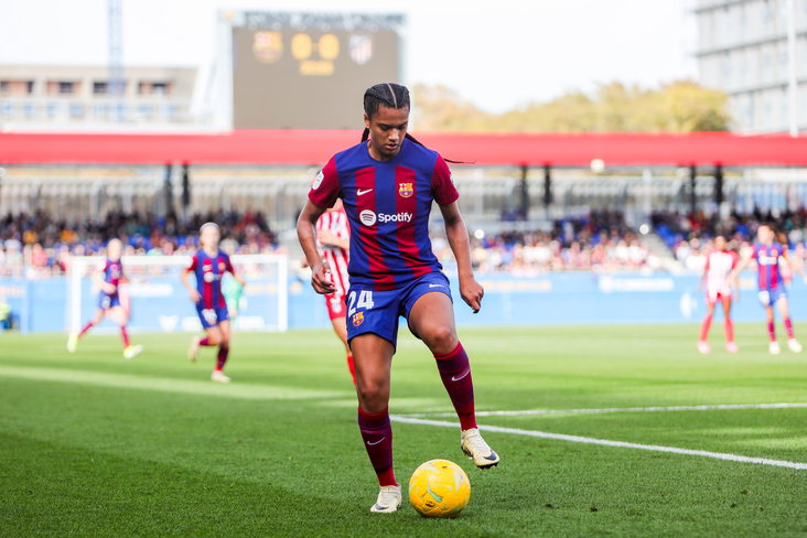 Esmee Brugts aan de bal namens FC Barcelona